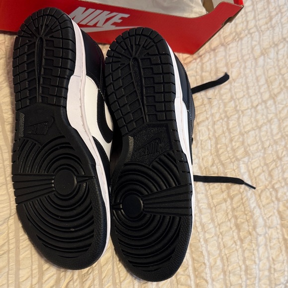 Women’s Nike Dunk Low - Picture 5 of 6